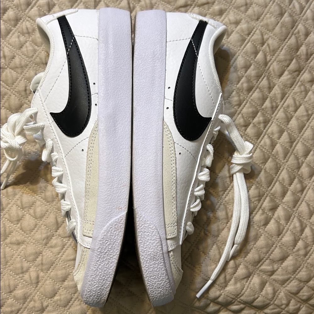Nike Women’s Blazer Low ‘77 Jumbo White and Black Sneakers Y6 women’s 7.5 - Picture 3 of 5